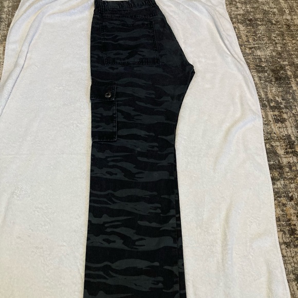 Eight 732 Camo Cargo Pants Rapper Young Jeezy’s Clothing Line - Picture 7 of 7